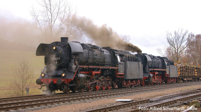44 2546 + 44 1486 mit DGz 202 nach Eisenach, vor der Abfahrt im Bahnhof Marksuhl, gegen 9:20h am 11.04.2013