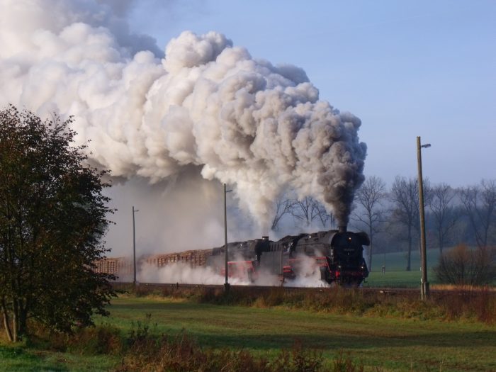 44 2546 + 44 1486 mit Holzzug DGz 102 nach Eisenach, Ausfahrt Oberohn, 9:38h am 27.10.2011