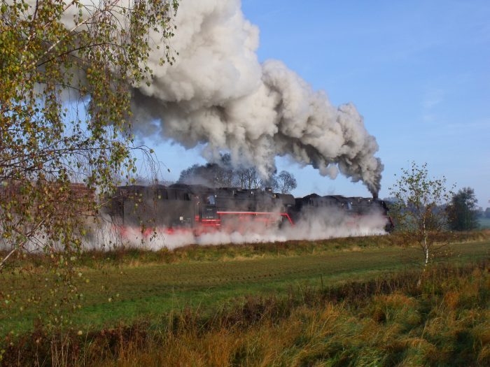 44 2546 + 44 1486 mit Holzzug DGz 102 nach Eisenach, Ausfahrt Oberohn, 9:38h am 27.10.2011