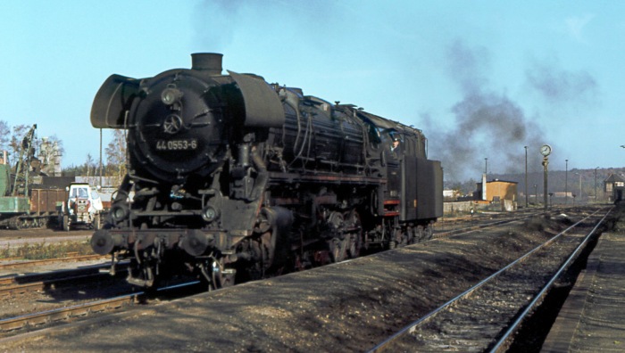 44 0553 als Lz im Bahnhof Hermsdorf, im Oktober 1977