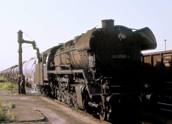 44 0592 vor Kesselwagen-Zug erhält im Bahnhof Angermünde Wasser, am 06.06.1979