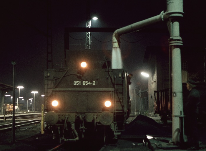 051 654 erhält Wasser im Bw Uelzen, am 08.11.1975