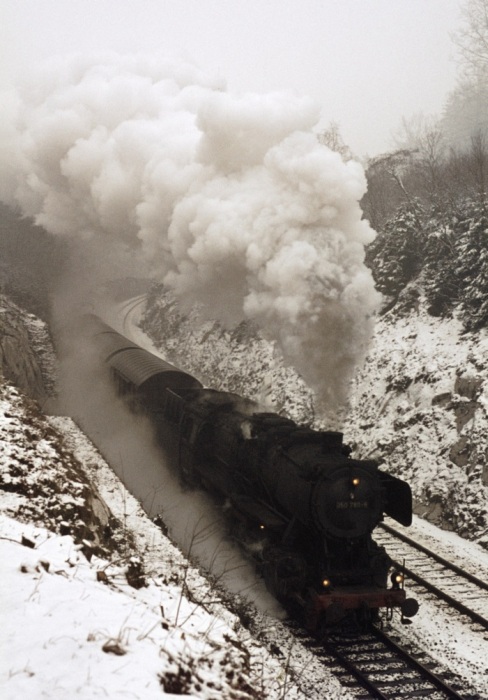 050 780 mit Güterzug bergauf bei Bad Sachsa, 17.03.1976