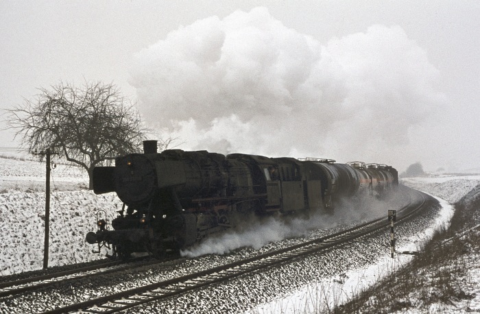 050 737 mit Güterzug bei Osterhagen, 18.03.1976