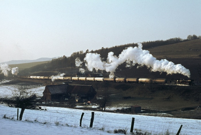 050 737 vorn, Schub: 044 195, Güterzug bei Bartolfelde, 19.03.1976