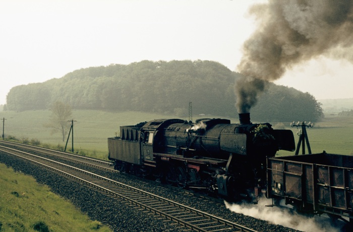 050 249 Tv mit Güterzug Richtung Ellrich bei Barbis, 29.05.1976