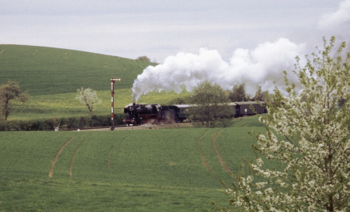 50 2988 mit Personenzug hinter Fützen (Wutachtalbahn), 01.05.2004