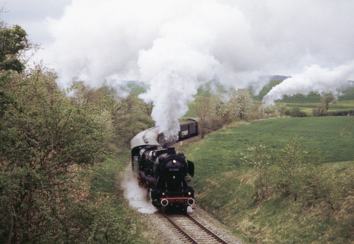50 2988 mit Personenzug hinter Fützen (Wutachtalbahn), 01.05.2004