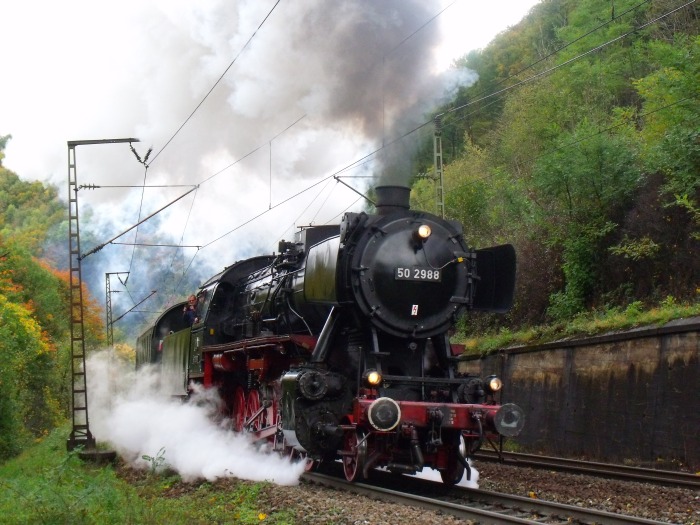 50 2988 mit Sonderzug DPN 20988 von Heilbronn nach Ulm, trotz recht geringer Last nun aber schön laut gefahren, mitten auf der Geislinger Steige vor Amstetten (bei Strecken-km 64,7), um 12:03h am 03.10.2017