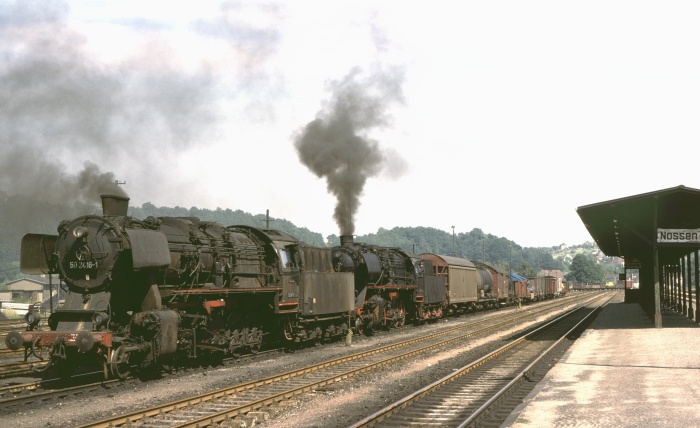 50 2416 + 50 1945 vor Güterzug im Bahnhof Nossen, 15.08.1978