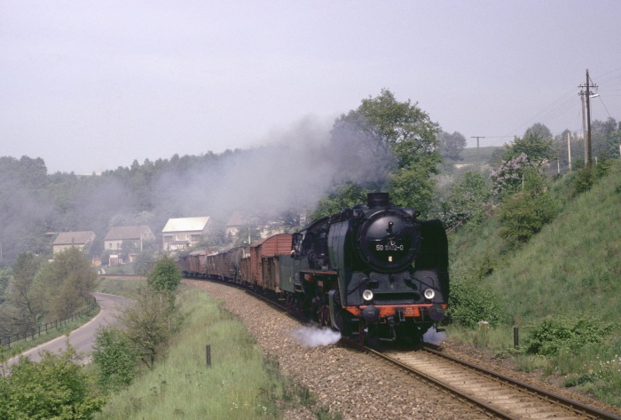 50 1002 mit Ng 61345 bei Gleisberg-Marbach, 16.05.1983