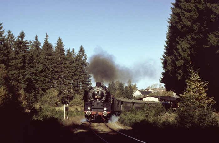 50 849 mit Sonderzug hinter Grünbach, 26.10.1985