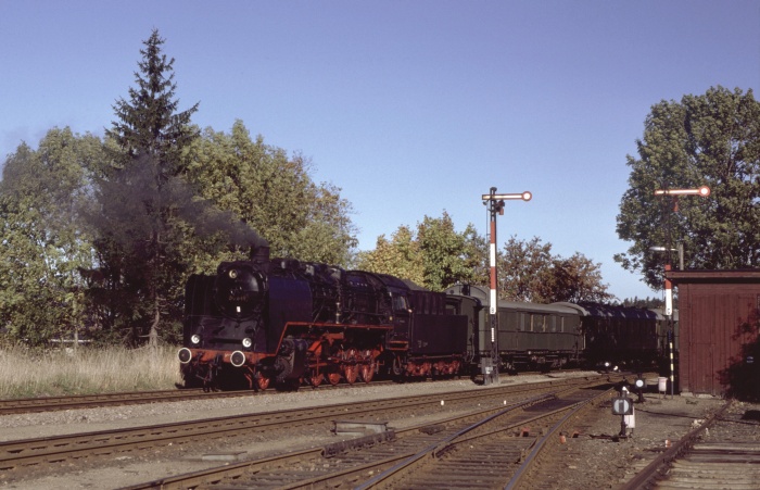50 849 mit Sonderzug in Schöneck, am 26.10.1985