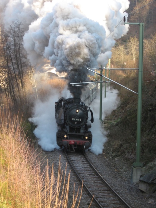 50 2740 mit dem UEF-Sonderzug DPE 39246 nach Baiersbronn in toller Bergfahrt im Murgtal vor Schönmünzach, um 13:03h am 29.12.2008