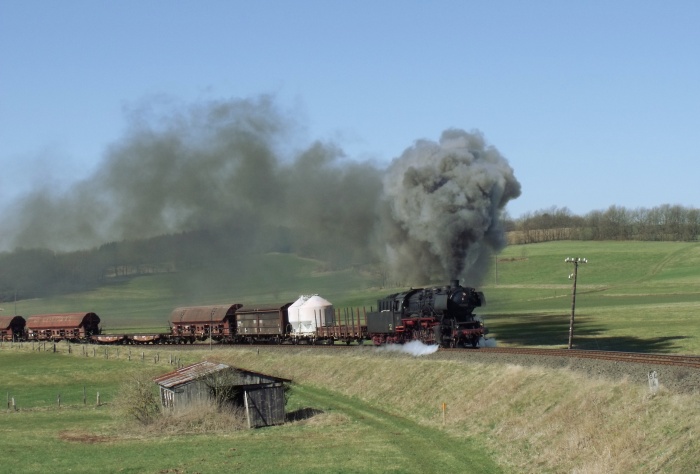 50 2740 mit Show-Güterzug Nr.1 Gerolstein->Ulmen, bei Betteldorf, um 10:45h am 06.04.2010