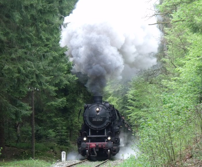 50 2740 mit Personenzug Schorndorf->Welzheim im tiefen Wald am Tal zwischen Laufenmühle und Breitenfürst, um 10:52h am 16.05.2010
