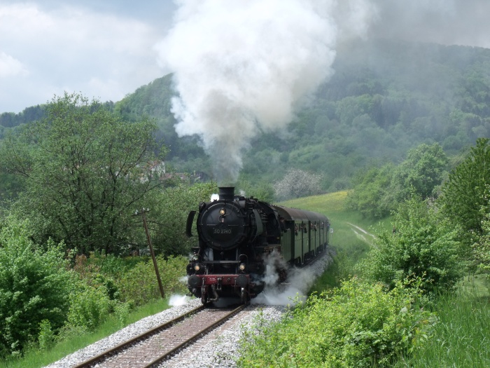50 2740 mit Personenzug Schorndorf->Welzheim zwischen Oberndorf und Klaffenbach, um 13:38h am 16.05.2010
