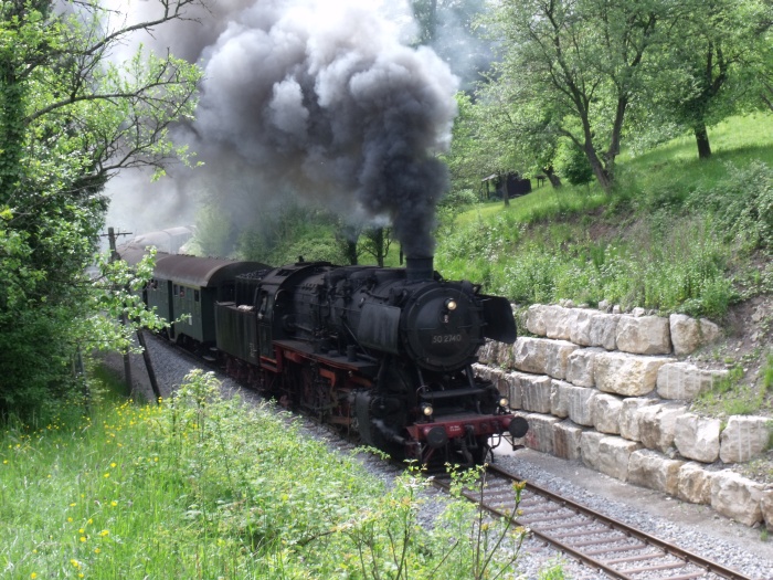 50 2740 mit Personenzug Schorndorf->Welzheim zwischen Oberndorf und Klaffenbach, um 16:36h am 16.05.2010