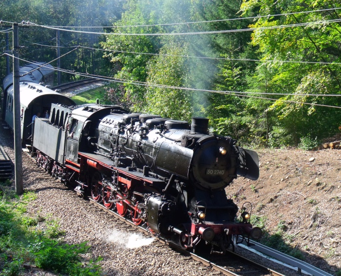 50 2740 mit Sonderzug Karlsruhe-Reichenbach, am Kurpark kurz vor dem Bahnhof Reichenbach, um 15:08h am 25.09.2011