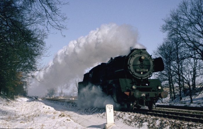 50 0070 wieder Fahrtrichtung Wittenberge und wieder nahe dem Bahnübergang, dieses Mal bei km 142,3, um 11:30h am 20.02.1978