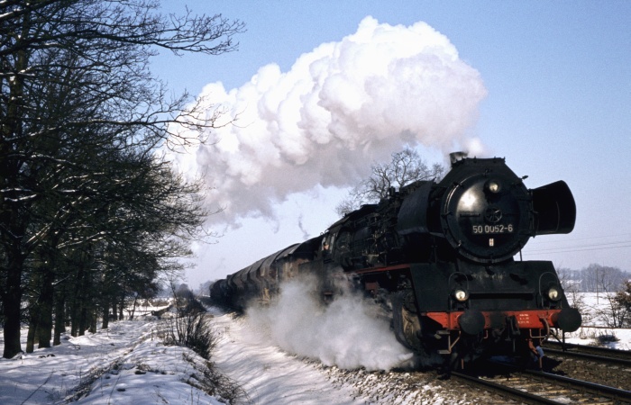 50 0070 wieder Fahrtrichtung Wittenberge und wieder nahe dem Bahnübergang, dieses Mal bei km 142,3, um 11:30h am 20.02.1978