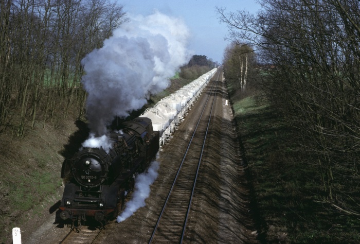 50 0070 mit Silowagenzug bei Reckenzin, 20.02.1978