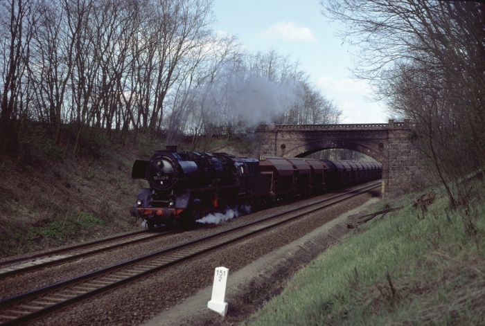 50 0052 mit Ganzzug unter der Brücke bei Reckenzin, 03.05.1980