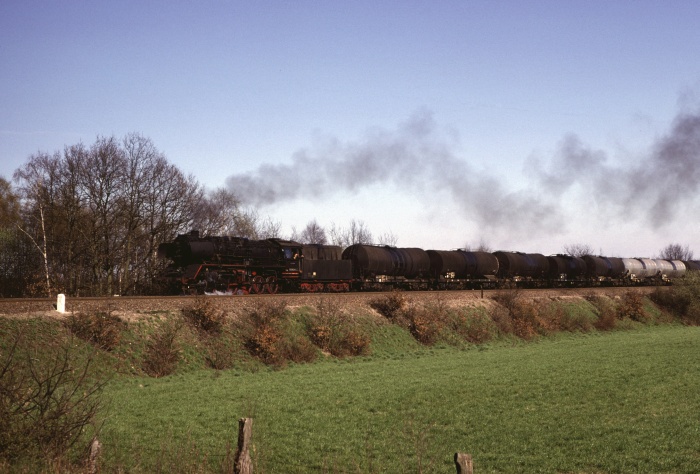 50 0053 mit Kesselwagenzug bei Karstädt, 03.05.1980