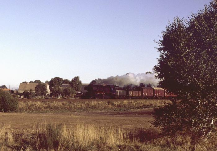 50 3640 mit Dg 54861 von Schwerin nach Hagenow bei Lehmkuhlen, um 8:21h am 01.10.1983