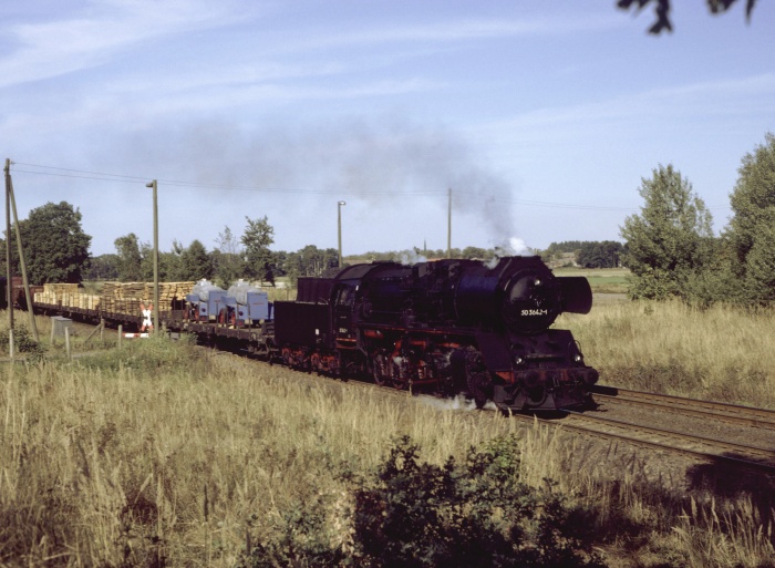 50 3642 mit Ng 61851 hinter Karstädt, 01.10.1983