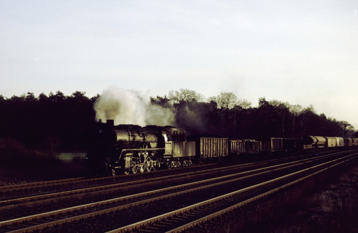 50 3685 mit Gz einfahrend in Dergenthin, 01.12.1983
