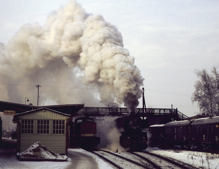 50 3624 mit Ng 61851 Ausfahrt Ludwigslust, 17.12.1983