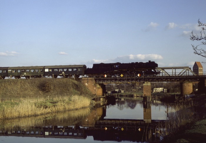 50 3570 mit P 15434 Einfahrt Parchim, 18.04.1984