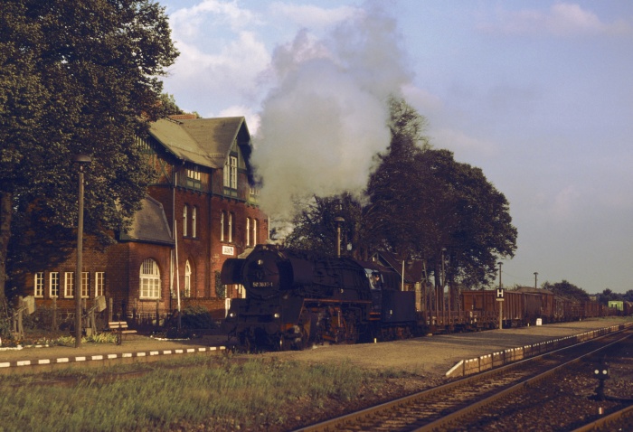 50 3637 mit Dg ->Hagenow/L. Durchfahrt Jasnitz, 11.10.1984