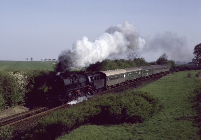 50 3501 mit P 16472 bei Minsleben, 09.05.1982