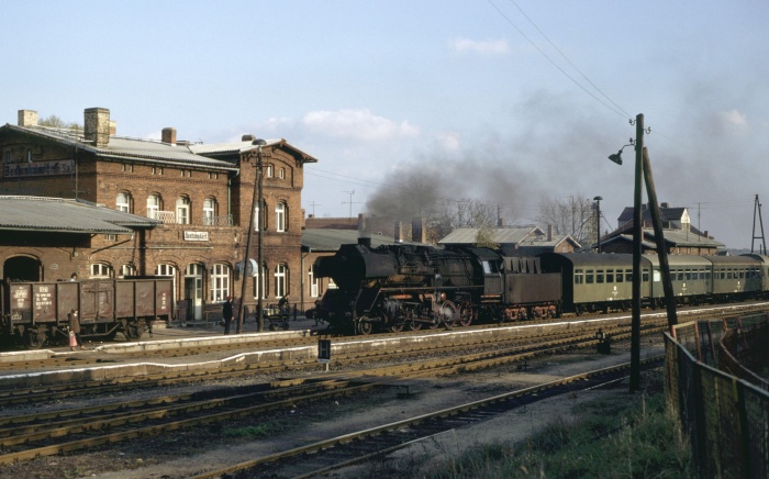50 3701 mit P 6450 in Beetzendorf, 25.10.1982