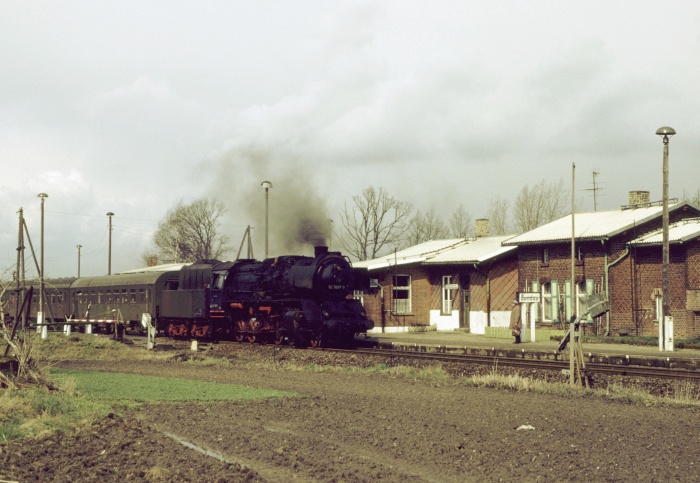 50 3638 am 29.03.1983 um 14:10h mit P 6451 einfahrend Haltepunkt Bandau
