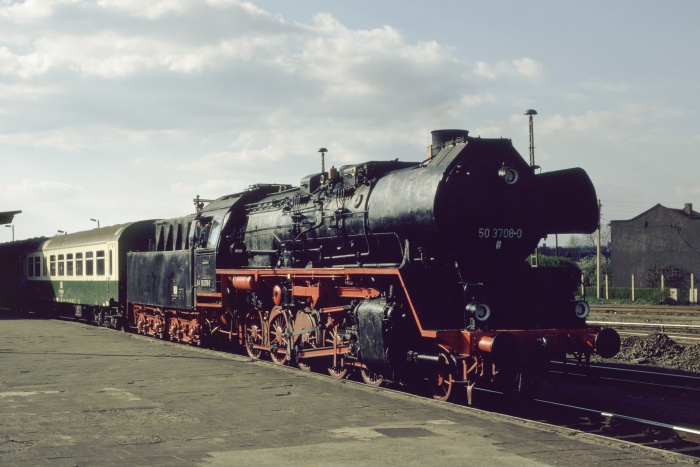 50 3708 vor VBV-Sonderzug in Wernigerode, 08.04.1990