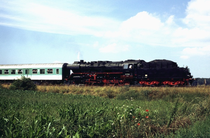 50 3708 Tv mit RB 37575 Richtung Halberstadt, bei Börnecke, um 11:37h am 17.07.1999