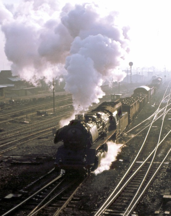 50 3562 mit Nahgüterzug Ausfahrt Bahnhof Halberstadt, im März 1979