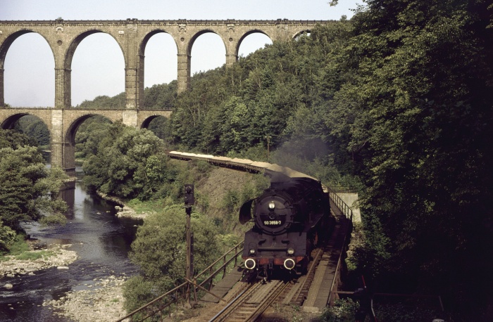 50 3658 mit Sandzug Gag 56355 bei Göhren (Talbrücke), 08.09.1983