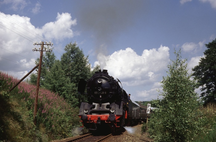 50 3648 mit Sonderzug vor Cranzahl, am 13.07.1997