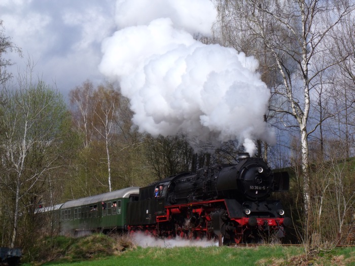 50 3616 mit Pz 91602 direkt an der Ausfahrt vom Bahnhof Walthersdorf, um 15:27h am 24.04.2016
