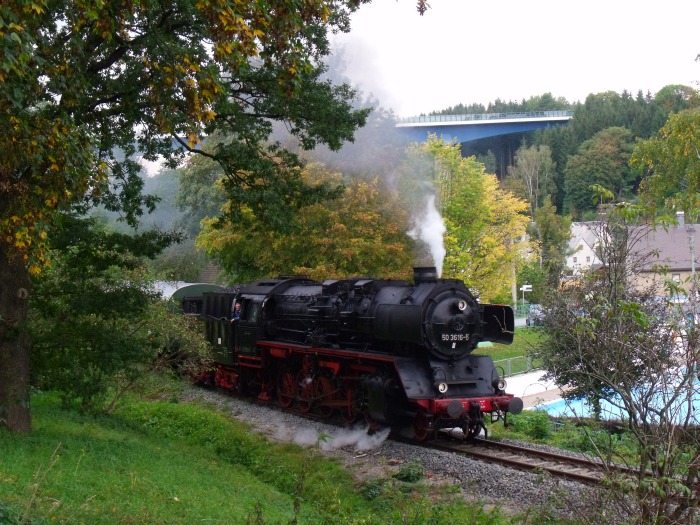 50 3616 mit Pz 91602 hinter Ausfahrt Markersbach, in der großen Kurve gegenüber vom Schwimmbad und den Sportplätzen, um 14:51h am 01.10.2016