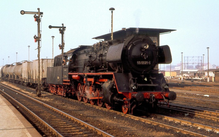 50 0071 vor einem Dg wartet auf Ausfahrt im Rbf Angermünde, am 07.06.1979