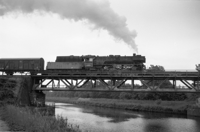 50 4082 hinter Büchen auf der Kanalbrücke, Juli 1974