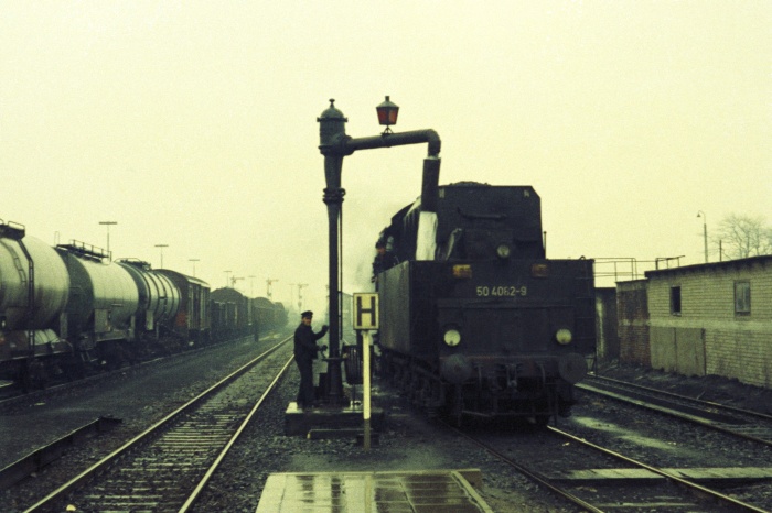 50 4082 am Wasserkran in Büchen, 05.04.1975