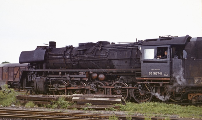50 4067 auf dem Wartegleis neben dem Wasserkran und Hauptgleis in Büchen, am 24.05.1975