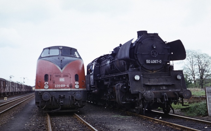 220 019 neben 50 4067 in Büchen, am 24.05.1975
