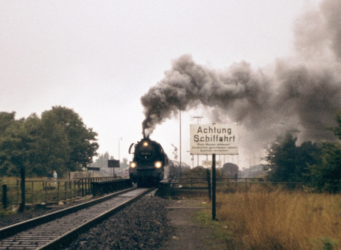 50 4082 Ausfahrt Büchen, hinter der Kanalbrücke, 16.08.1975